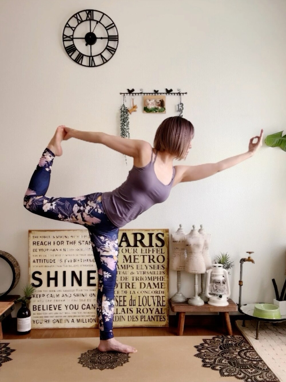 パープル系のキャミソール、ピンク系のウィッグ、パープル系のレギンス/スパッツを着用したレディースの夏コーディネートの2枚目の写真