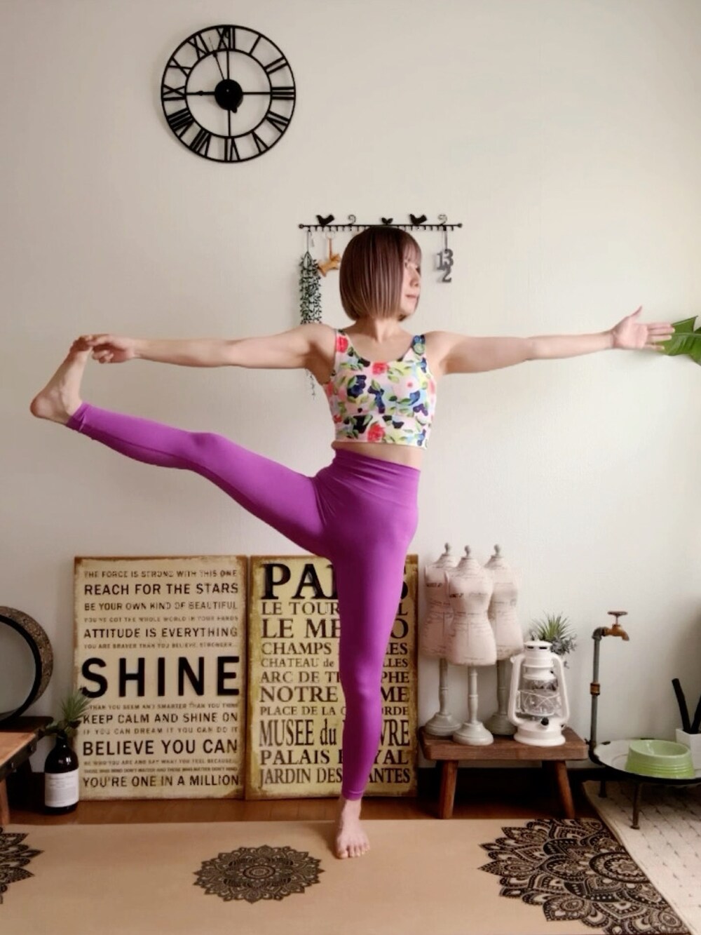 ピンク系のキャミソール、パープル系のレギンス/スパッツ、ピンク系のウィッグを着用したレディースの夏コーディネートの4枚目の写真