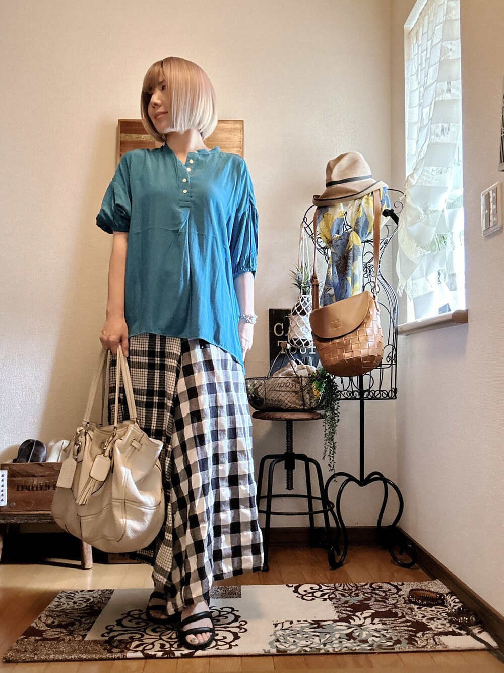 ブルー系のシャツ/ブラウス、ブラック系のその他パンツ、ブラック系のサンダルを着用したレディースの夏コーディネートの3枚目の写真