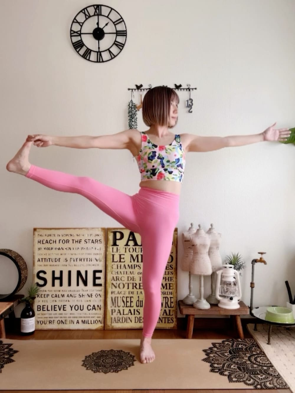 ピンク系のキャミソール、ピンク系のウィッグ、ピンク系のレギンス/スパッツを着用したレディースの夏コーディネートの2枚目の写真