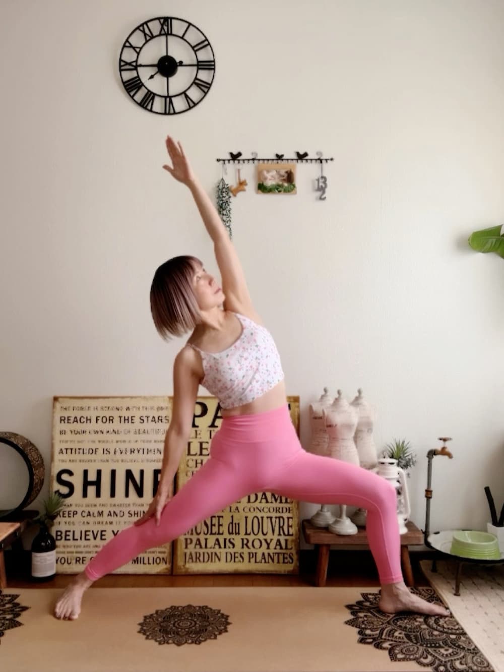 レッド系のレギンス/スパッツ、ピンク系のウィッグ、ピンク系のレギンス/スパッツを着用したレディースの夏コーディネートの3枚目の写真