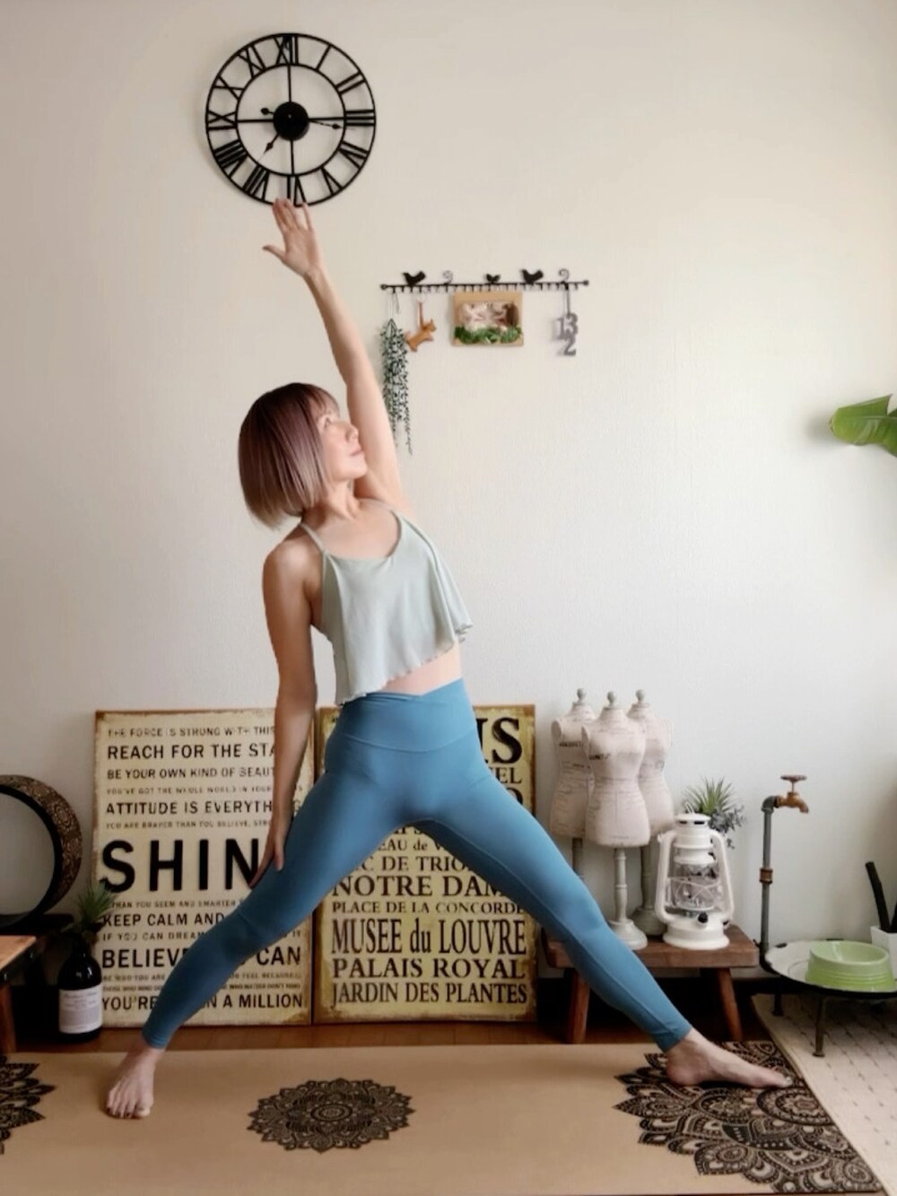 グリーン系のキャミソール、ブルー系のレギンス/スパッツ、ピンク系のウィッグを着用したレディースの秋コーディネートの3枚目の写真