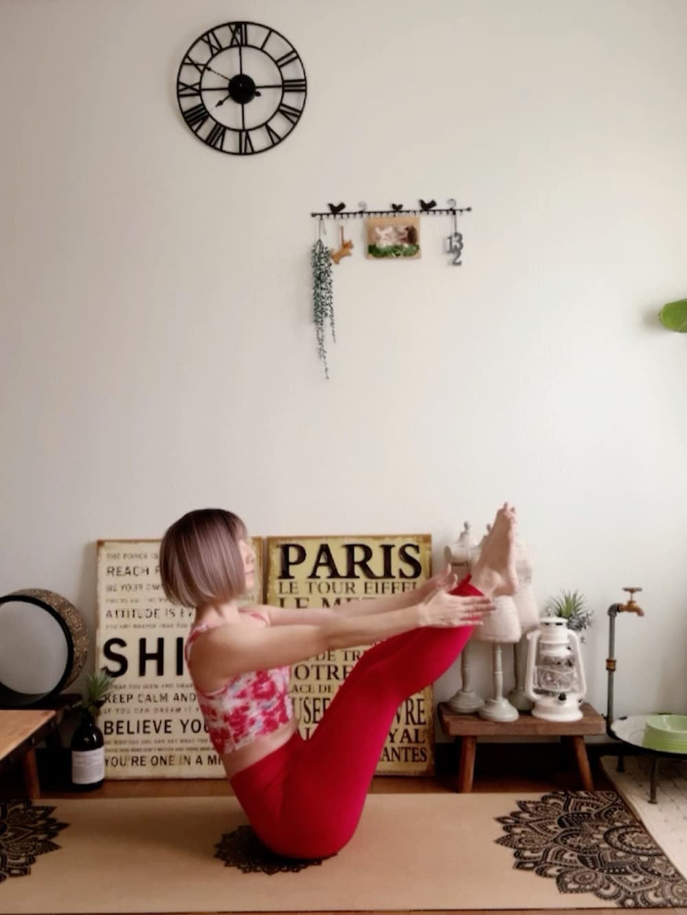 レッド系のキャミソール、レッド系のレギンス/スパッツ、ピンク系のウィッグを着用したレディースの秋コーディネートの5枚目の写真