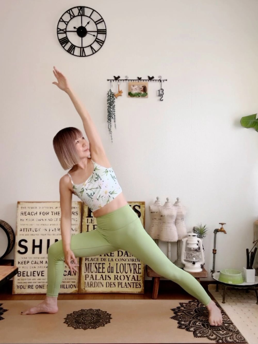 ピンク系のウィッグ、グリーン系のレギンス/スパッツを着用したレディースの夏コーディネートの2枚目の写真