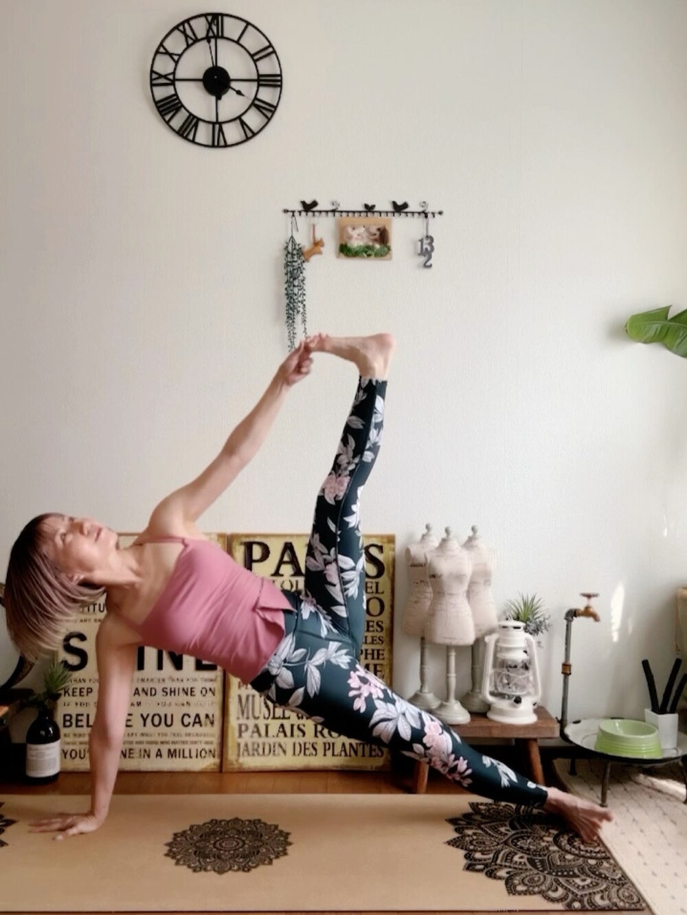 ピンク系のキャミソール、ピンク系のウィッグ、ブラック系のレギンス/スパッツを着用したレディースの夏コーディネートの3枚目の写真