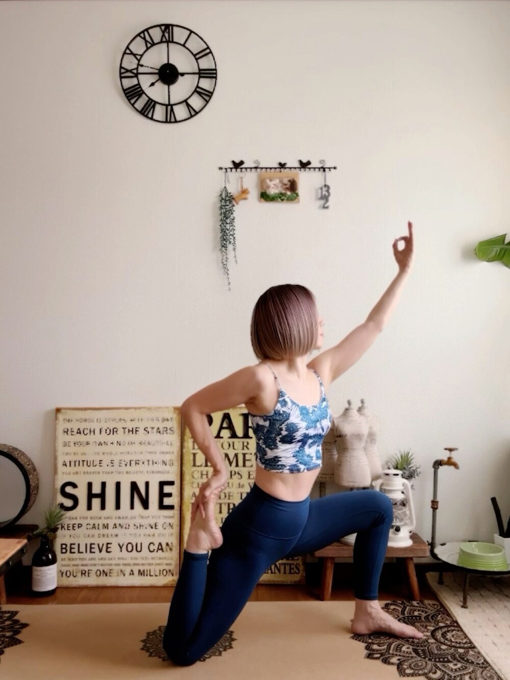 ピンク系のウィッグ、ブルー系のレギンス/スパッツを着用したレディースの夏コーディネートの4枚目の写真