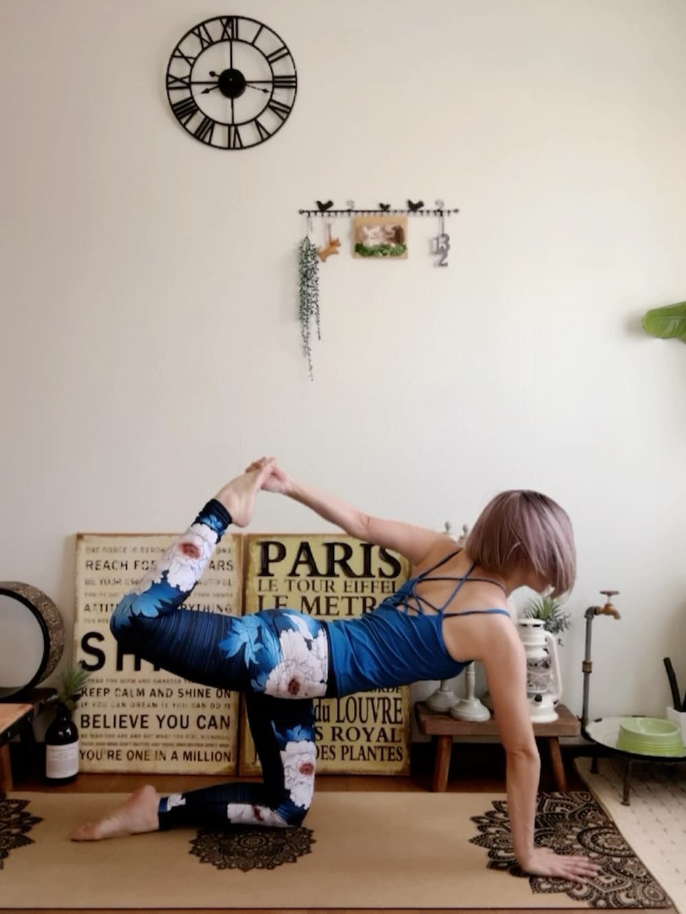 ブルー系のキャミソール、ピンク系のウィッグ、ブルー系のレギンス/スパッツを着用したレディースの秋コーディネートの4枚目の写真