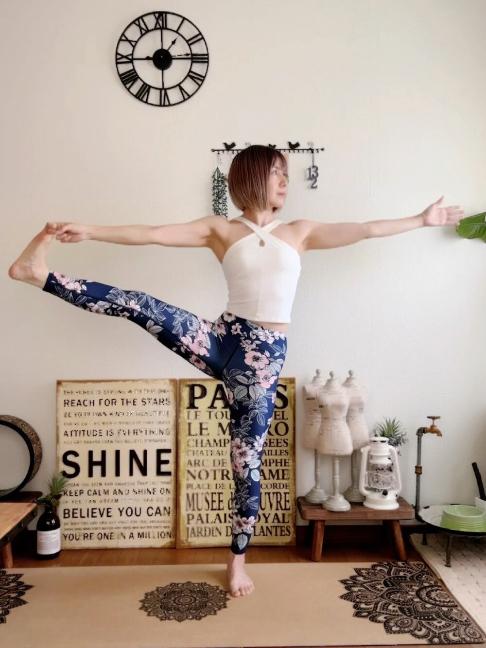 ホワイト系のキャミソール、ブルー系のレギンス/スパッツ、ピンク系のウィッグを着用したレディースの夏コーディネートの2枚目の写真