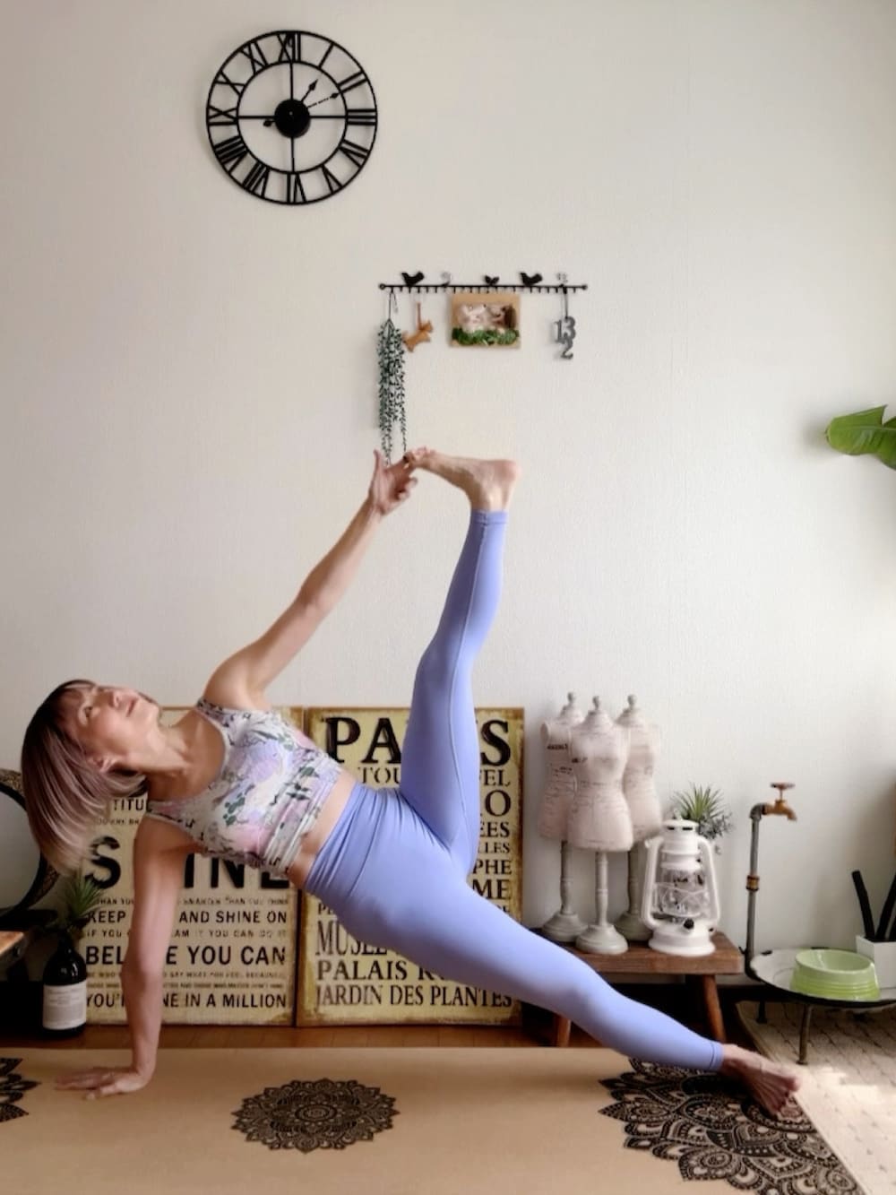 パープル系のキャミソール、パープル系のレギンス/スパッツ、ピンク系のウィッグを着用したレディースの夏コーディネートの5枚目の写真