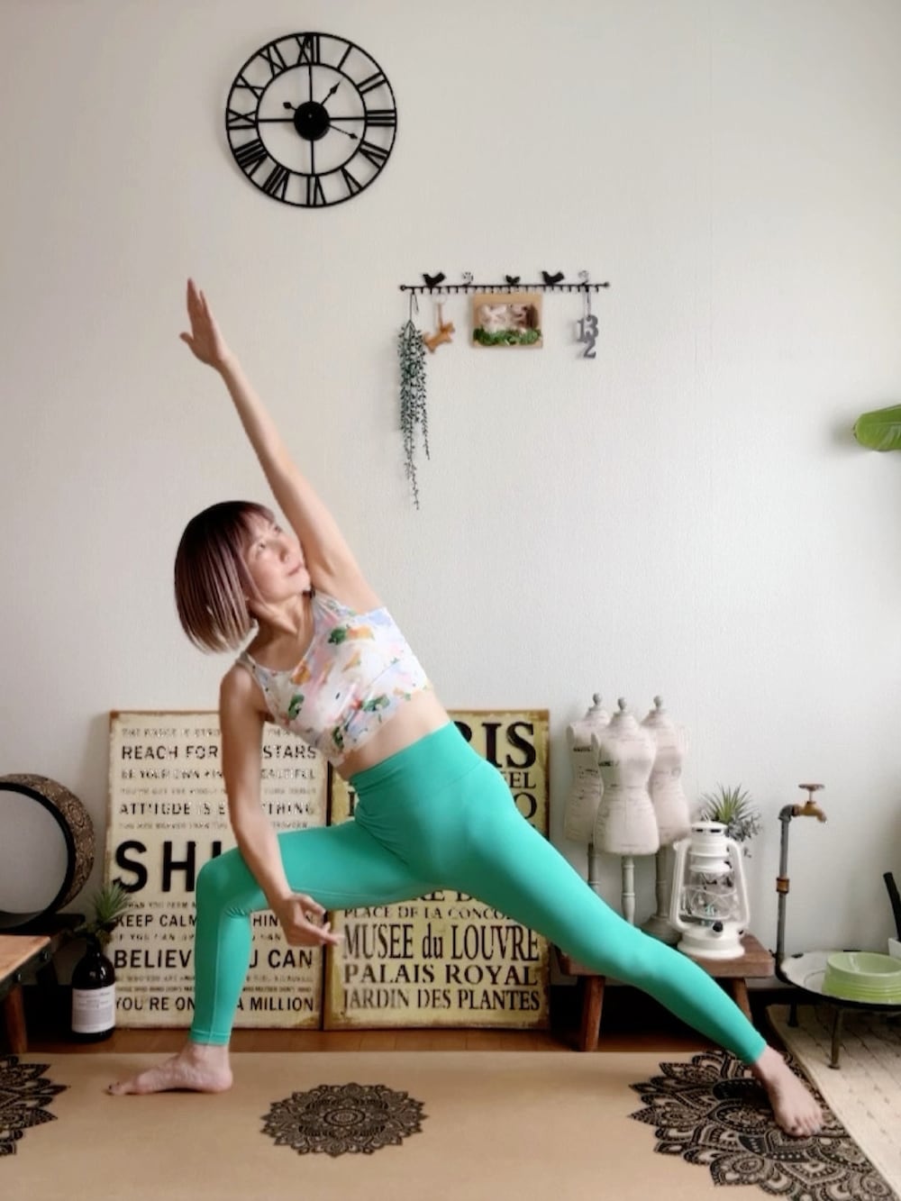 ブルー系のキャミソール、グリーン系のレギンス/スパッツ、ピンク系のウィッグを着用したレディースの夏コーディネートの2枚目の写真