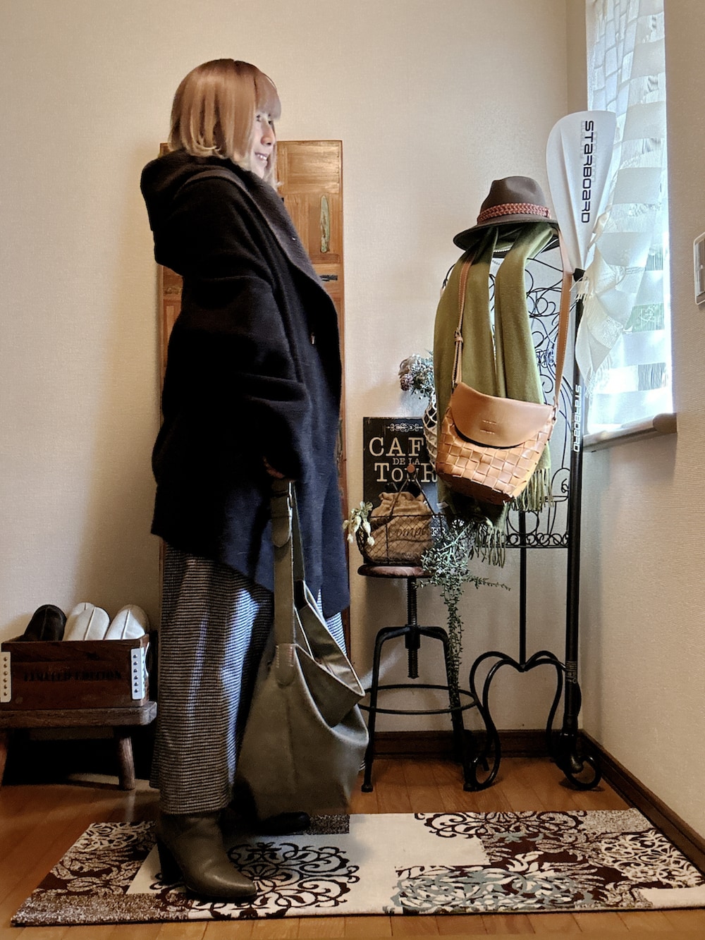 ブラック系のその他アウター、パープル系のニット/セーター、グレー系のショルダーバッグを着用したレディースの冬コーディネートの2枚目の写真