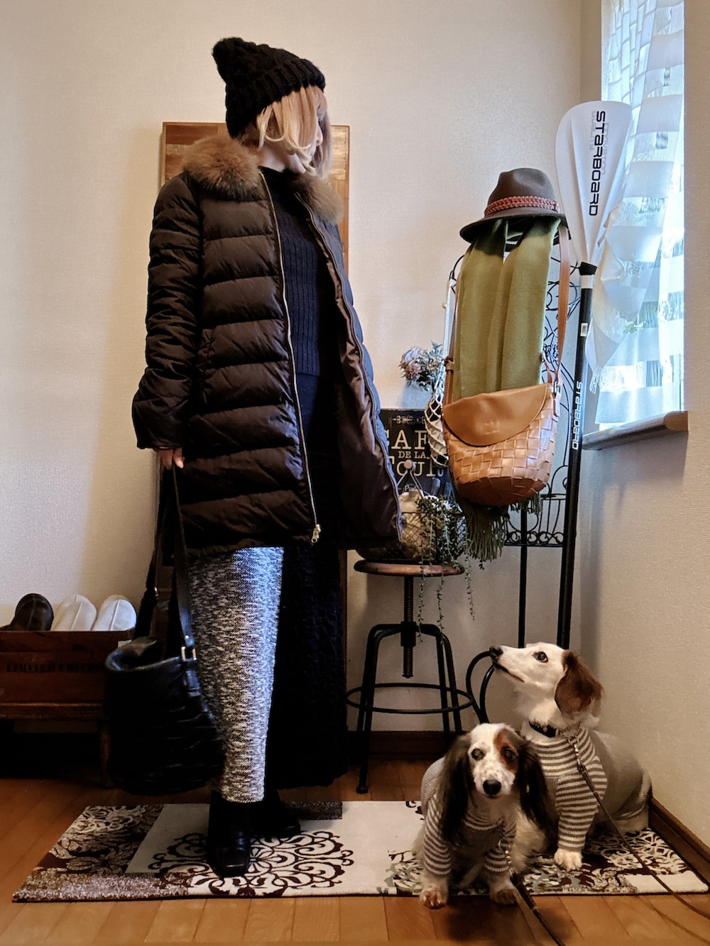 ベージュ系のダウンジャケット/コート、ブラック系のスカート、ブラック系のニット/セーターを着用したレディースの冬コーディネートの2枚目の写真