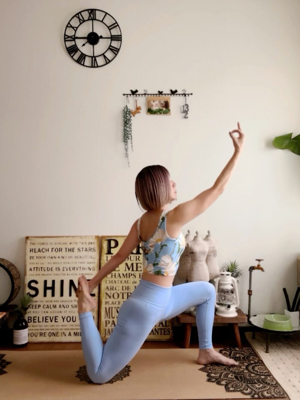 ブルー系のキャミソール、ブルー系のレギンス/スパッツ、ピンク系のウィッグを着用したレディースの夏コーディネートの5枚目の写真