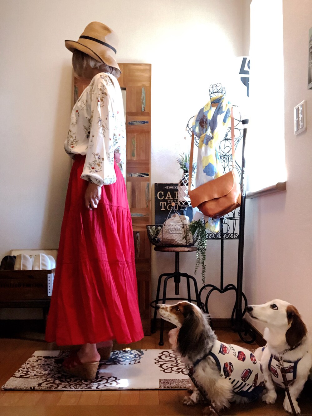 ホワイト系のシャツ/ブラウス、イエロー系のショルダーバッグ、レッド系のスカートを着用したレディースの春コーディネートの2枚目の写真