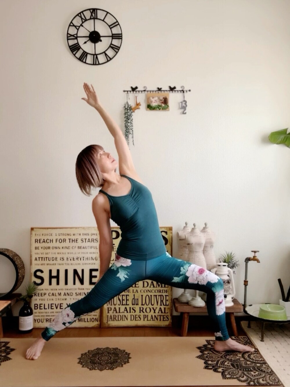 グリーン系のキャミソール、ピンク系のウィッグ、グリーン系のレギンス/スパッツを着用したレディースの夏コーディネートの3枚目の写真