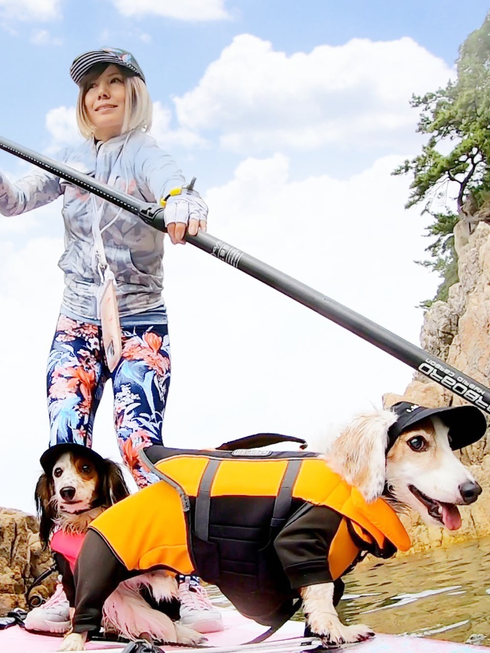 ブルー系のタンクトップ、ブルー系のレギンス/スパッツ、ブルー系のラッシュガードを着用したレディースの秋コーディネートの3枚目の写真