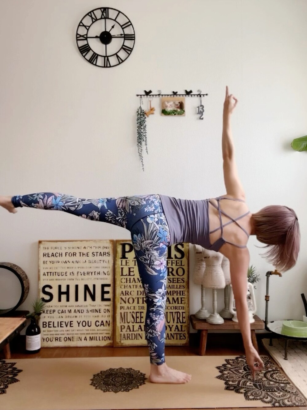 パープル系のキャミソール、ピンク系のウィッグ、ブルー系のレギンス/スパッツを着用したレディースの夏コーディネートの2枚目の写真