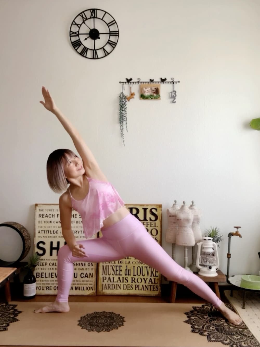 ピンク系のキャミソール、ピンク系のレギンス/スパッツ、ピンク系のウィッグを着用したレディースの秋コーディネートの4枚目の写真