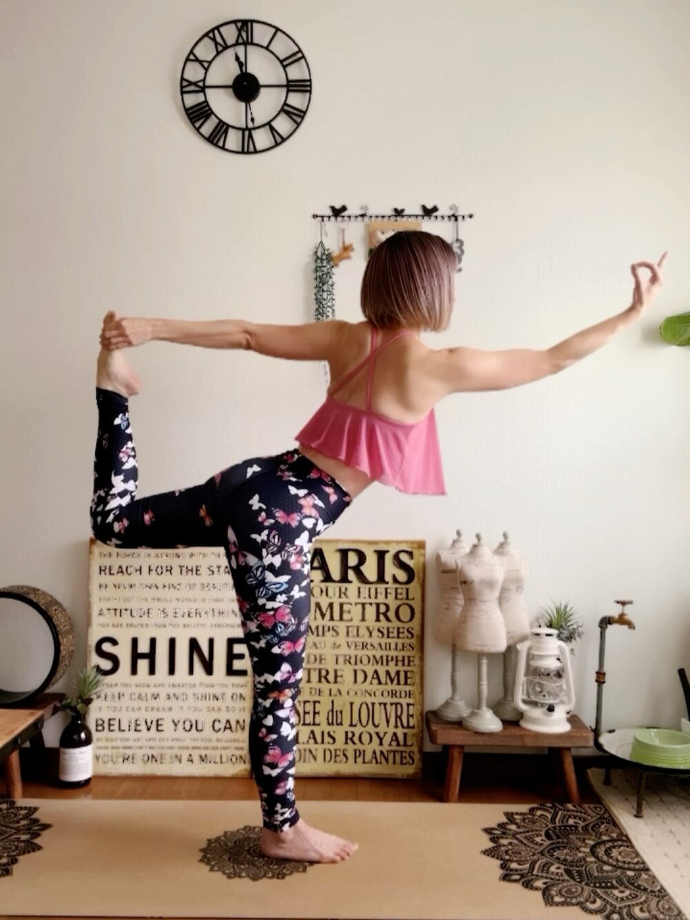 ピンク系のキャミソール、ピンク系のウィッグ、ブラック系のレギンス/スパッツを着用したレディースの夏コーディネートの4枚目の写真