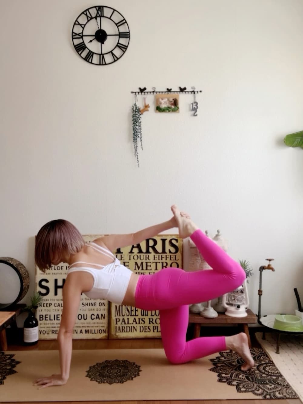 ホワイト系のキャミソール、ピンク系のウィッグ、ピンク系のレギンス/スパッツを着用したレディースの夏コーディネートの5枚目の写真