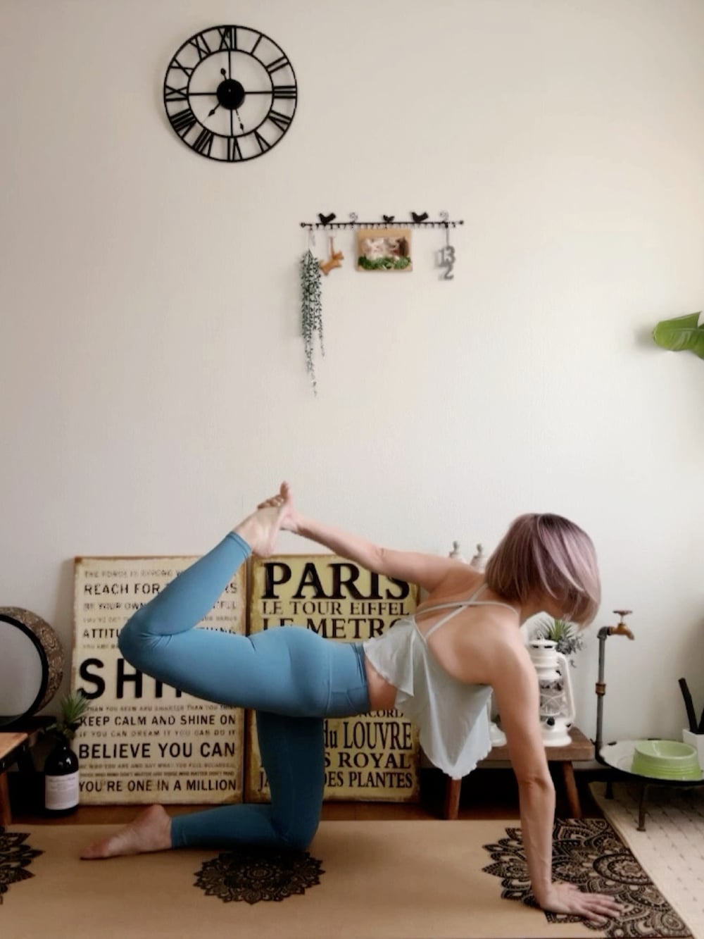 グリーン系のキャミソール、ブルー系のレギンス/スパッツ、ピンク系のウィッグを着用したレディースの秋コーディネートの4枚目の写真