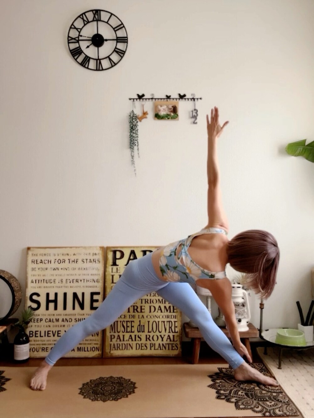 ブルー系のキャミソール、ブルー系のレギンス/スパッツ、ピンク系のウィッグを着用したレディースの夏コーディネートの4枚目の写真