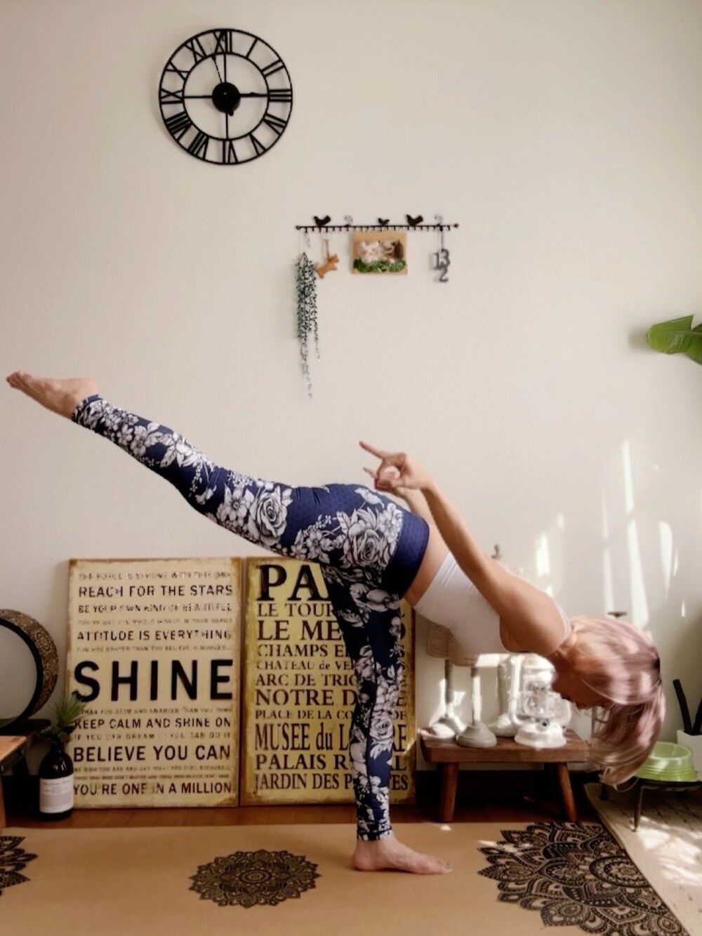 ホワイト系のキャミソール、ブルー系のレギンス/スパッツ、ピンク系のウィッグを着用したレディースの秋コーディネートの5枚目の写真