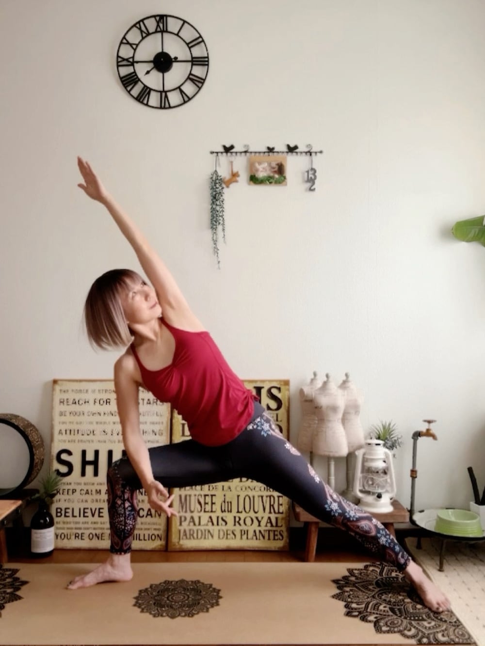 レッド系のキャミソール、ブラック系のレギンス/スパッツ、ピンク系のウィッグを着用したレディースの秋コーディネートの2枚目の写真