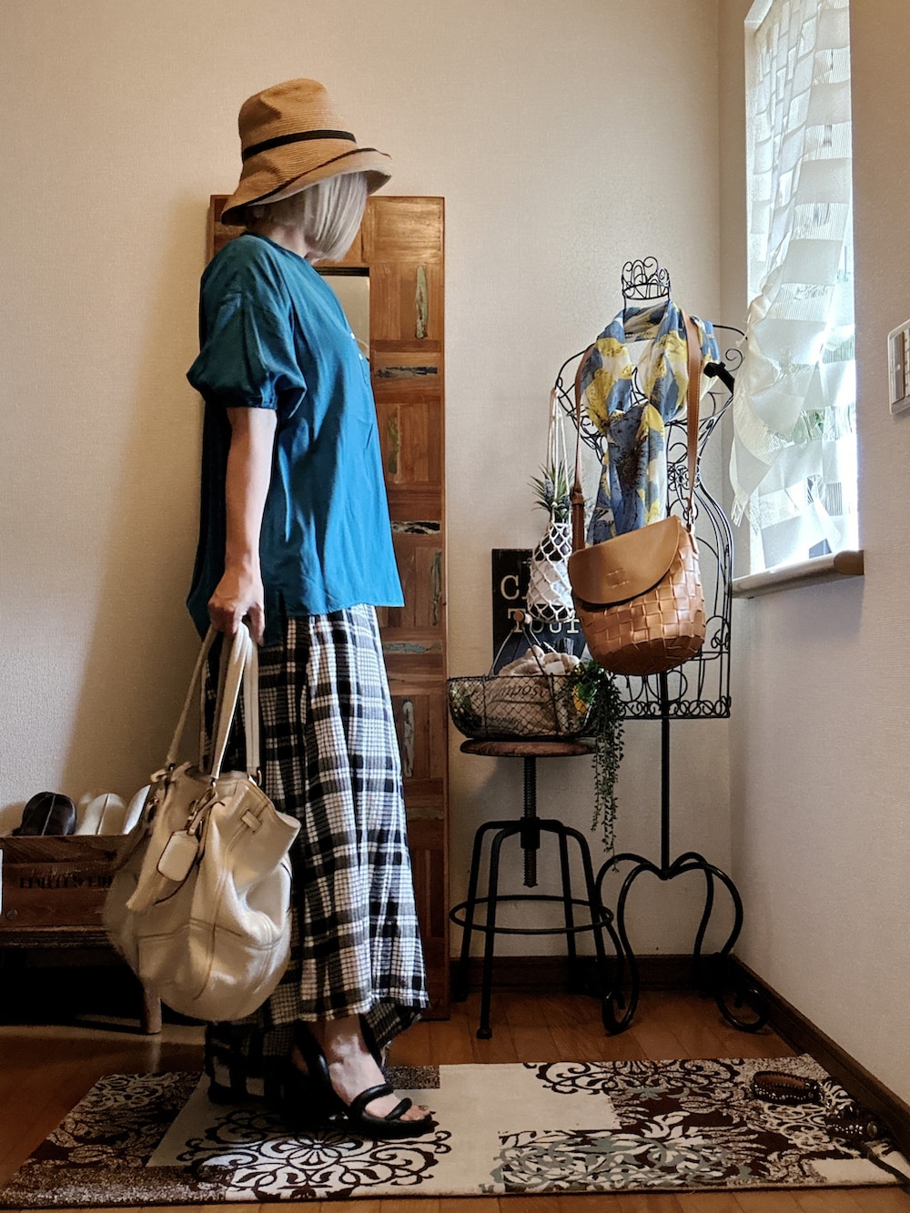 ブルー系のシャツ/ブラウス、ブラック系のその他パンツ、ブラック系のサンダルを着用したレディースの夏コーディネートの4枚目の写真