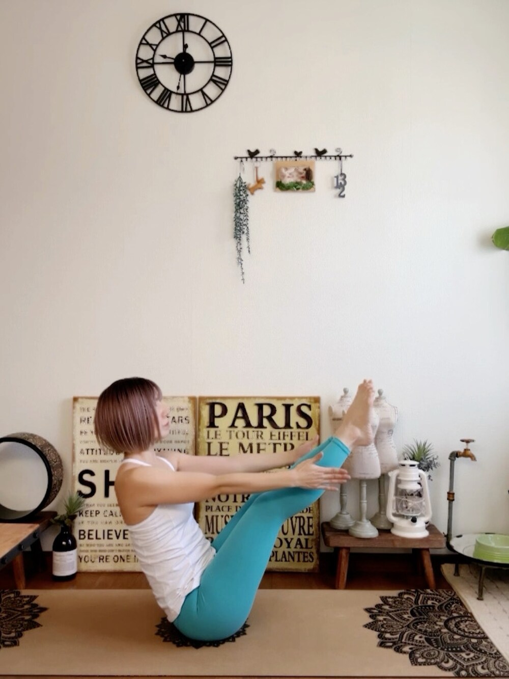 ホワイト系のキャミソール、ブルー系のレギンス/スパッツ、ピンク系のウィッグを着用したレディースの夏コーディネートの5枚目の写真