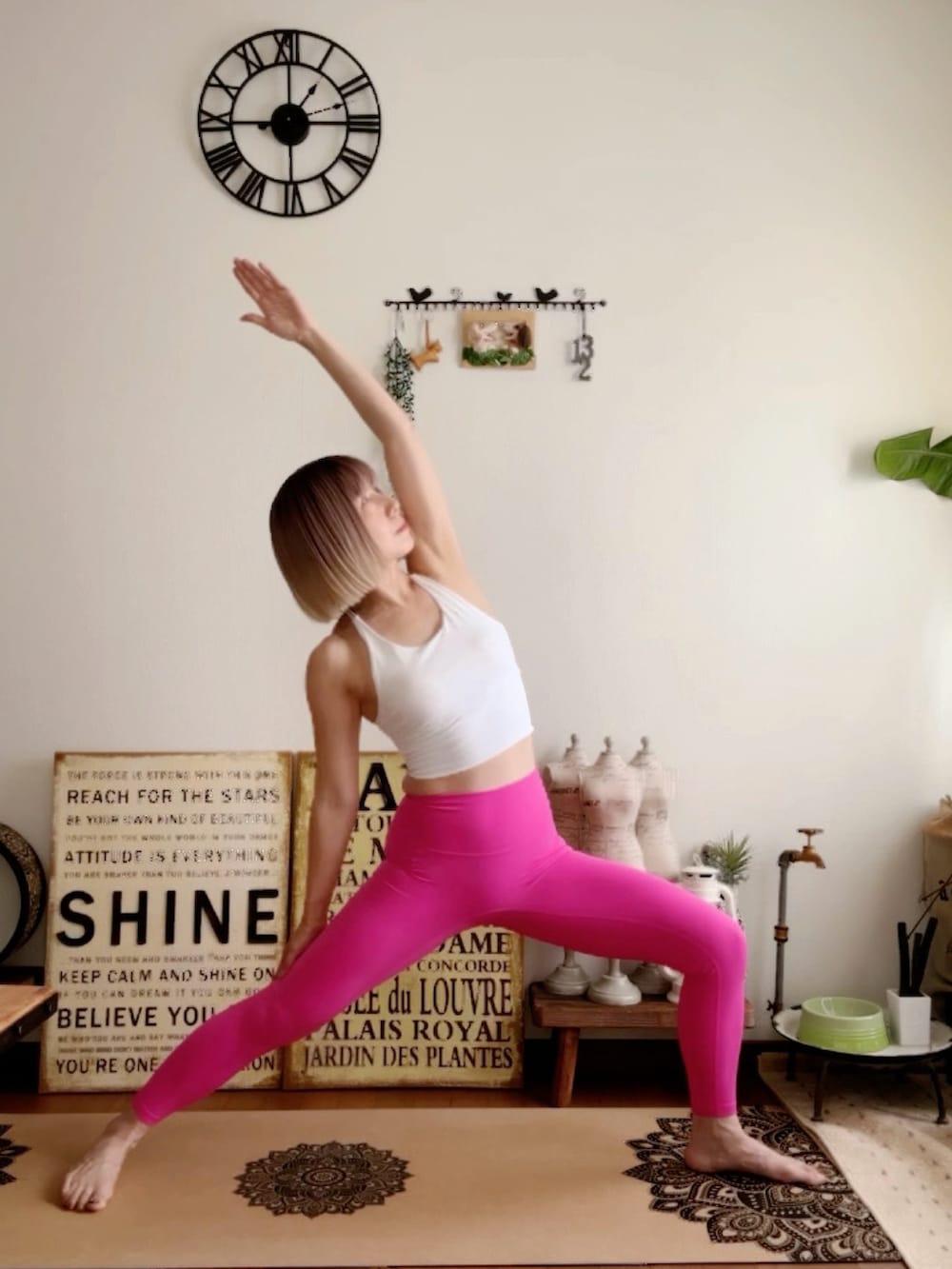 ホワイト系のキャミソール、ピンク系のウィッグ、ピンク系のレギンス/スパッツを着用したレディースの夏コーディネートの4枚目の写真