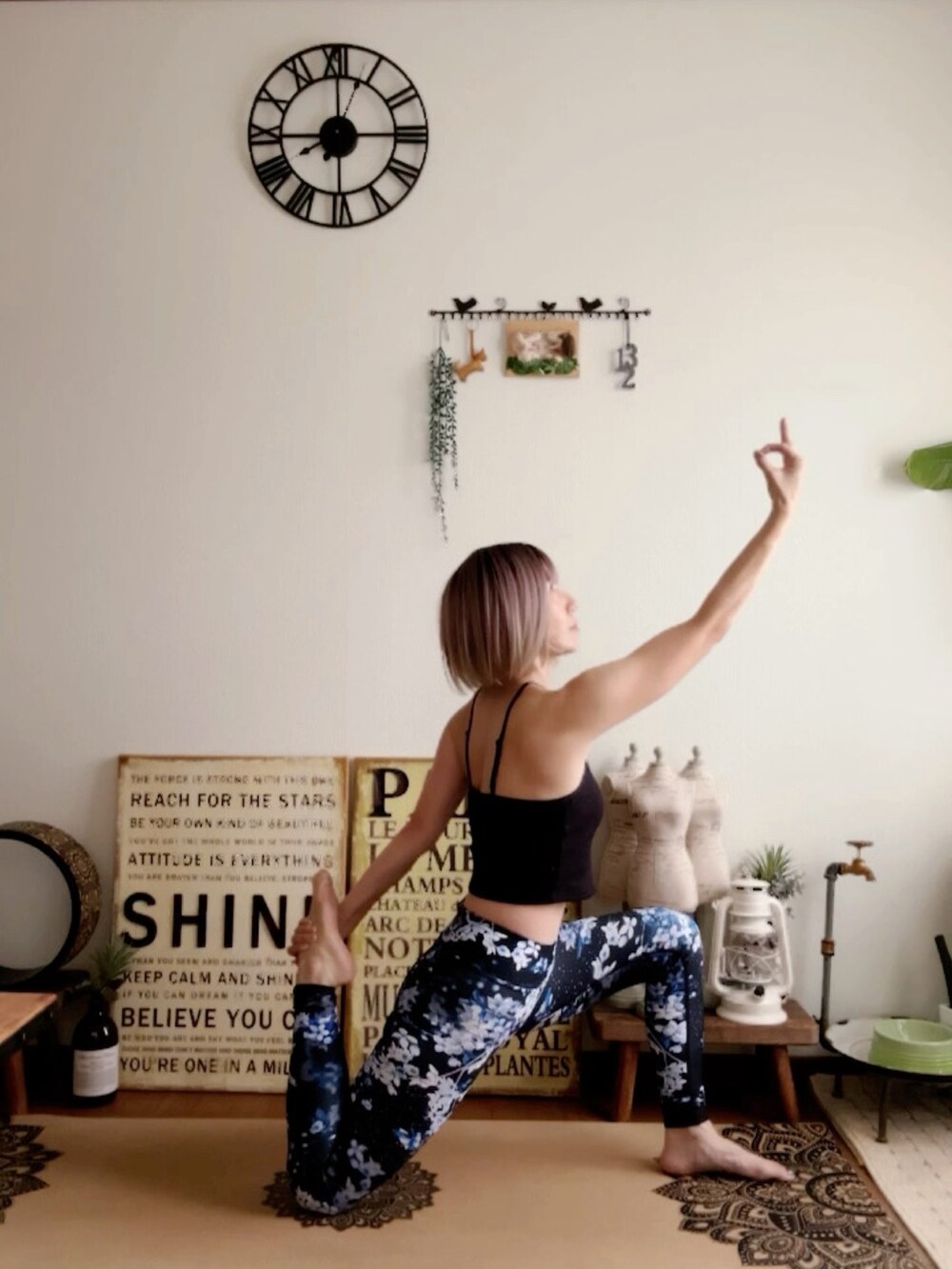 ブラック系のキャミソール、ブルー系のレギンス/スパッツ、ピンク系のウィッグを着用したレディースの秋コーディネートの4枚目の写真