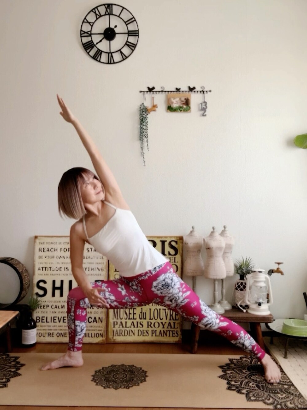 ホワイト系のキャミソール、ピンク系のウィッグ、レッド系のレギンス/スパッツを着用したレディースの秋コーディネートの5枚目の写真