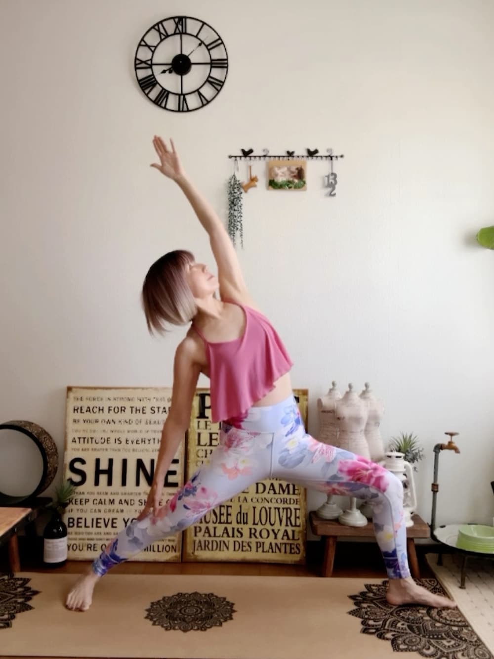 ピンク系のキャミソール、ブルー系のレギンス/スパッツ、ピンク系のウィッグを着用したレディースの秋コーディネートの3枚目の写真