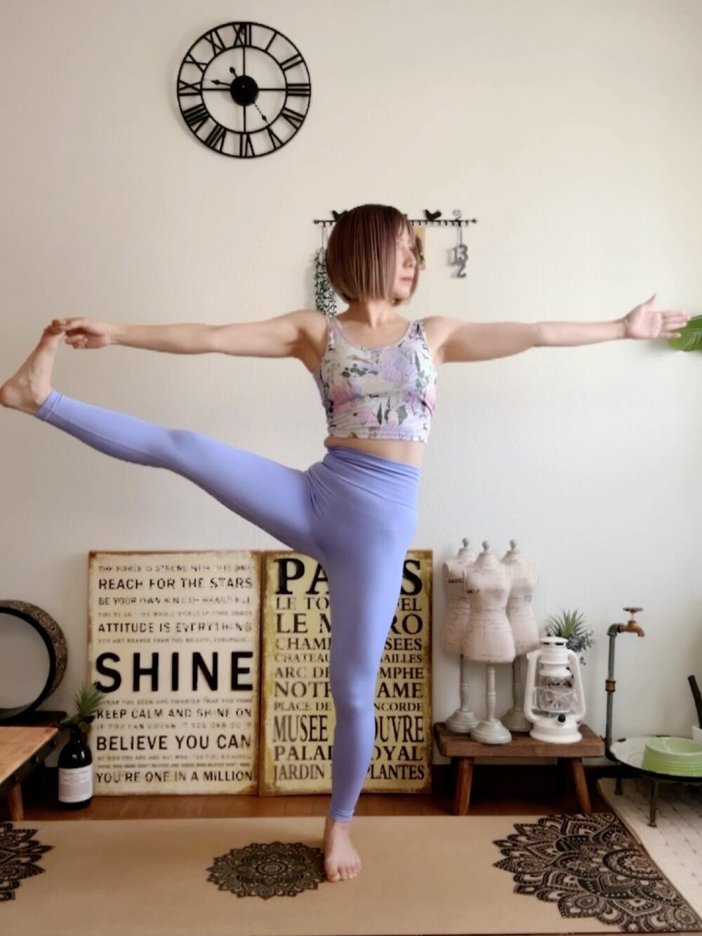 パープル系のキャミソール、パープル系のレギンス/スパッツ、ピンク系のウィッグを着用したレディースの夏コーディネートの2枚目の写真