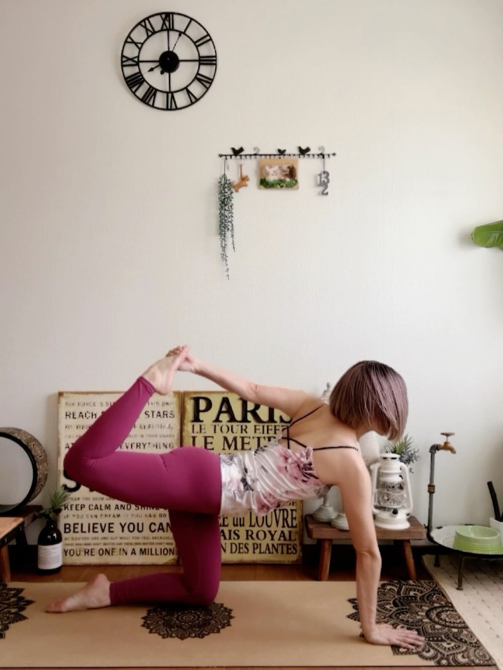 ピンク系のキャミソール、ピンク系のウィッグ、ピンク系のレギンス/スパッツを着用したレディースの夏コーディネートの3枚目の写真