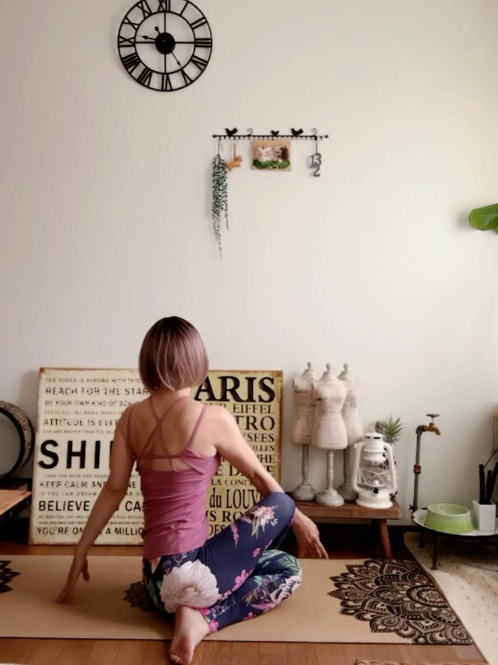 ピンク系のキャミソール、ブルー系のレギンス/スパッツ、ピンク系のウィッグを着用したレディースの夏コーディネートの5枚目の写真