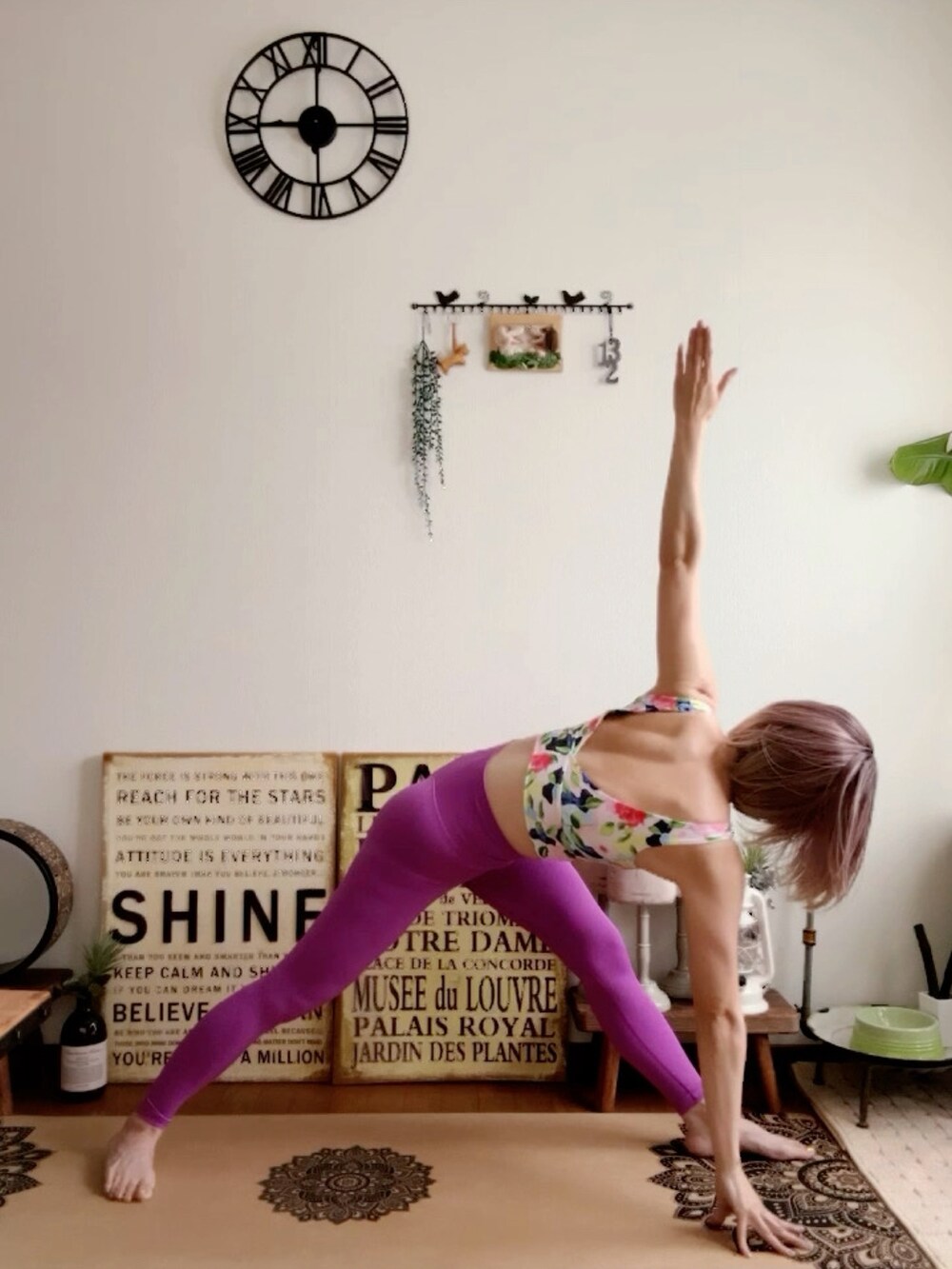 ピンク系のキャミソール、パープル系のレギンス/スパッツ、ピンク系のウィッグを着用したレディースの夏コーディネートの2枚目の写真