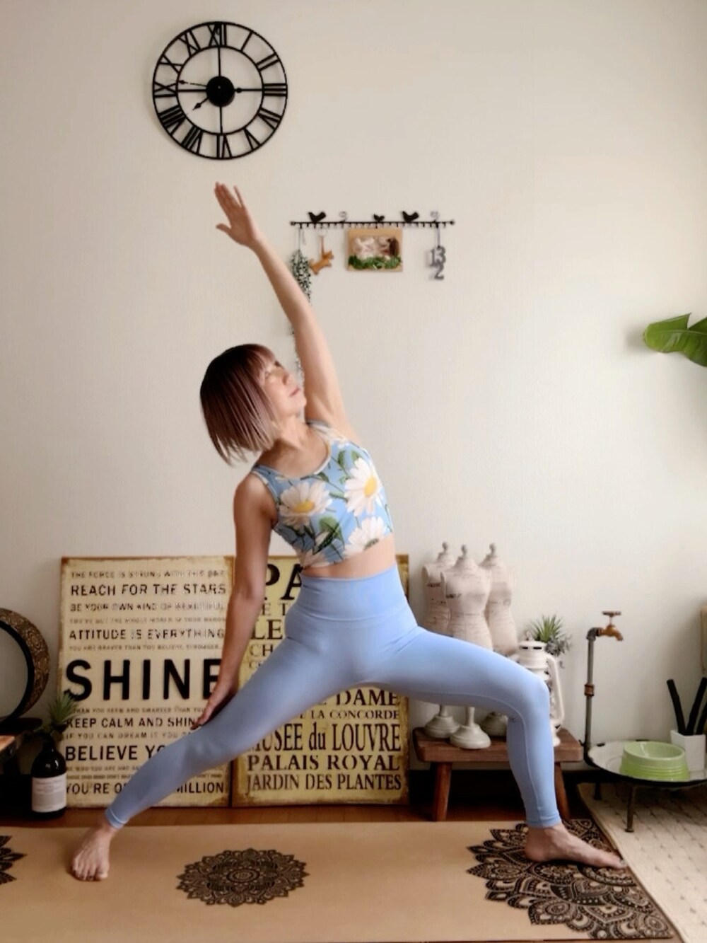 ブルー系のキャミソール、ブルー系のレギンス/スパッツ、ピンク系のウィッグを着用したレディースの夏コーディネートの3枚目の写真