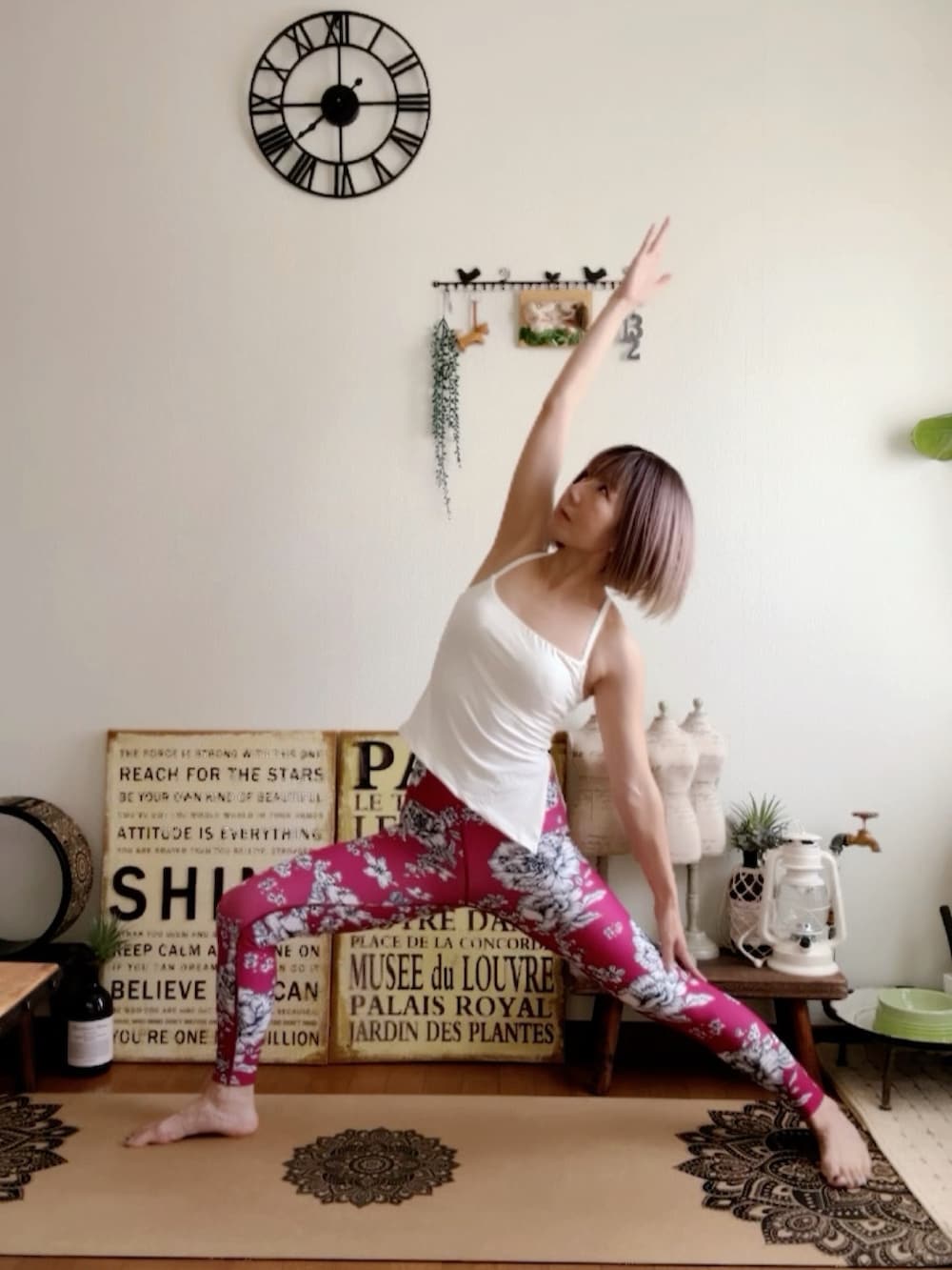 ホワイト系のキャミソール、ピンク系のウィッグ、レッド系のレギンス/スパッツを着用したレディースの秋コーディネートの4枚目の写真