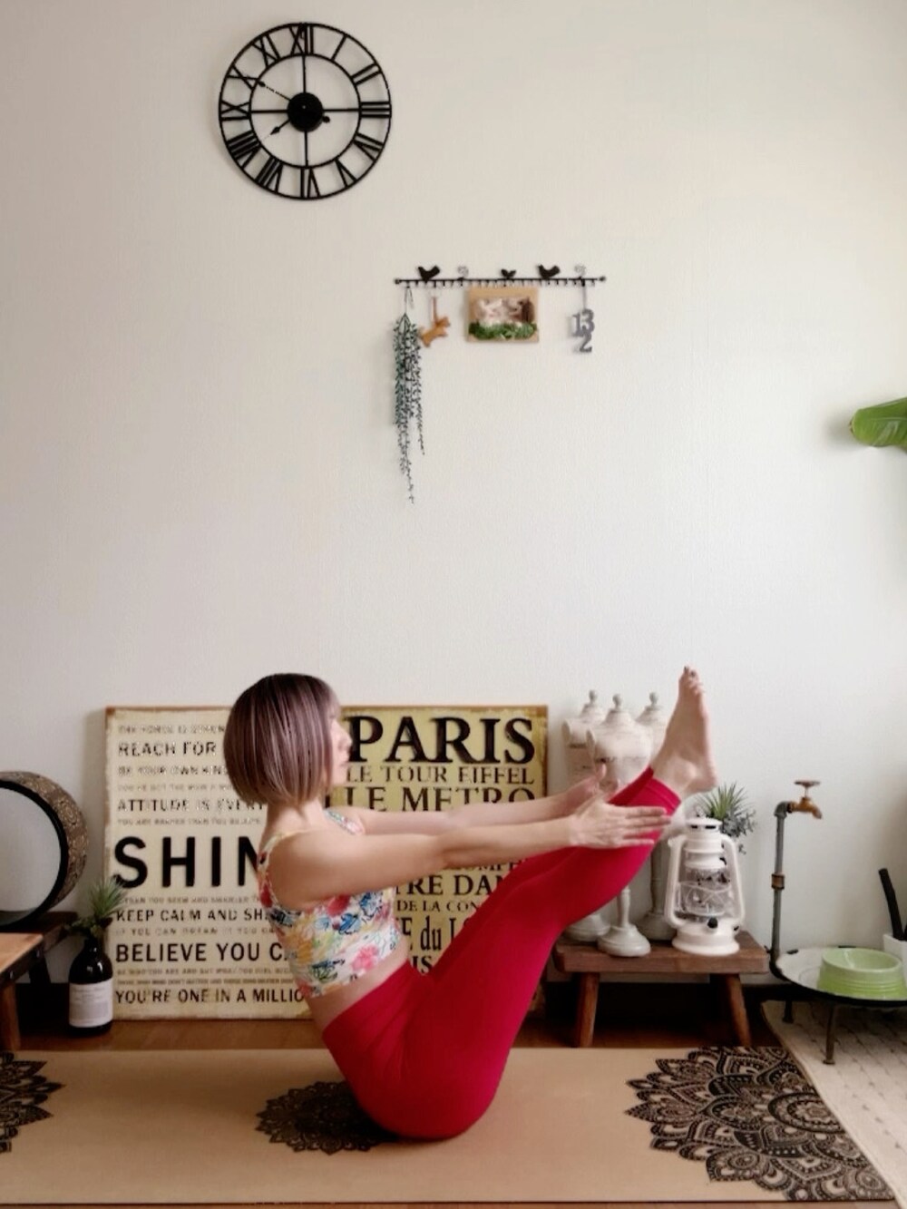 その他のキャミソール、レッド系のレギンス/スパッツ、ピンク系のウィッグを着用したレディースの夏コーディネートの5枚目の写真