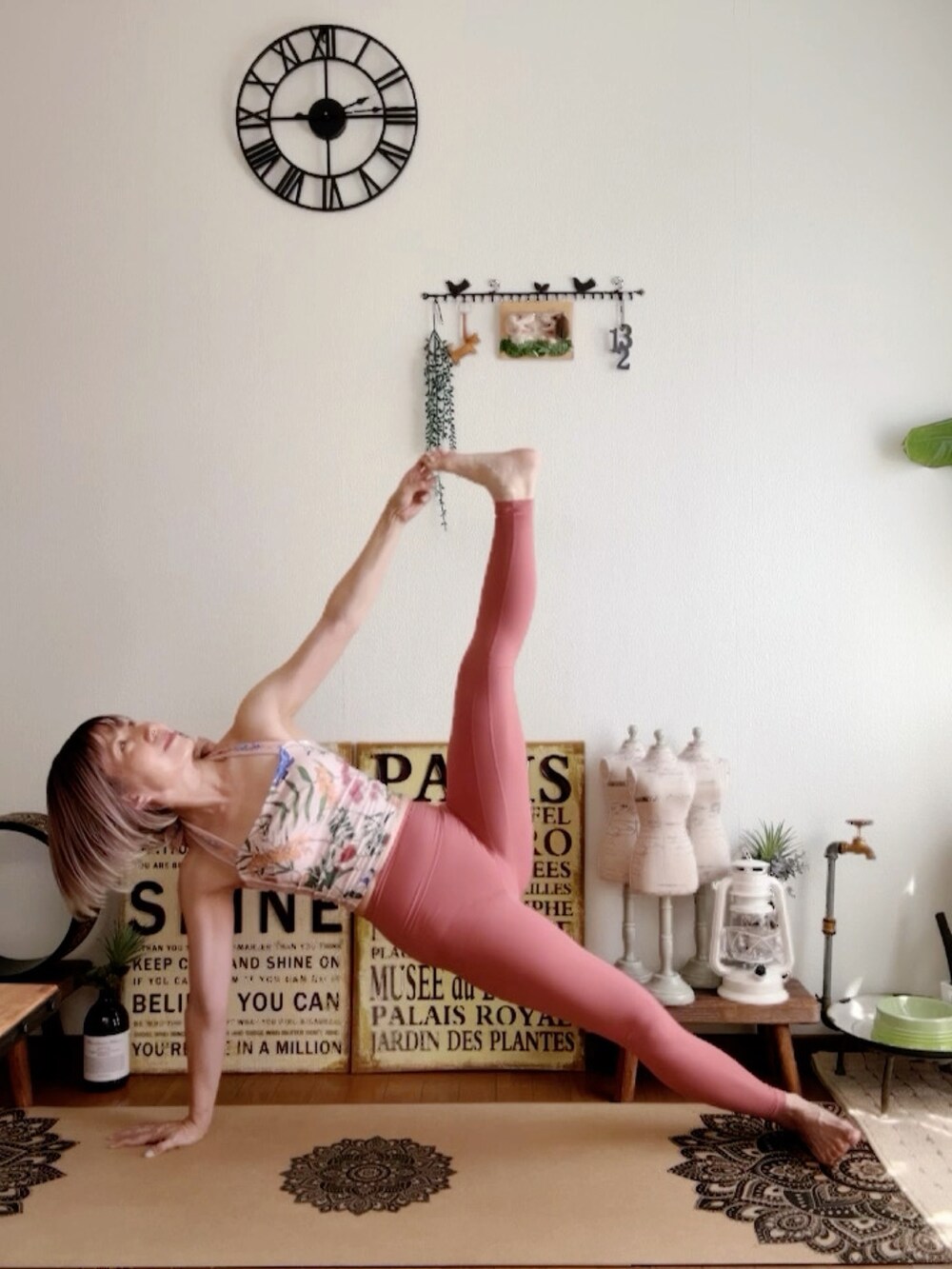 ピンク系のキャミソール、ピンク系のレギンス/スパッツ、ピンク系のウィッグを着用したレディースの夏コーディネートの2枚目の写真