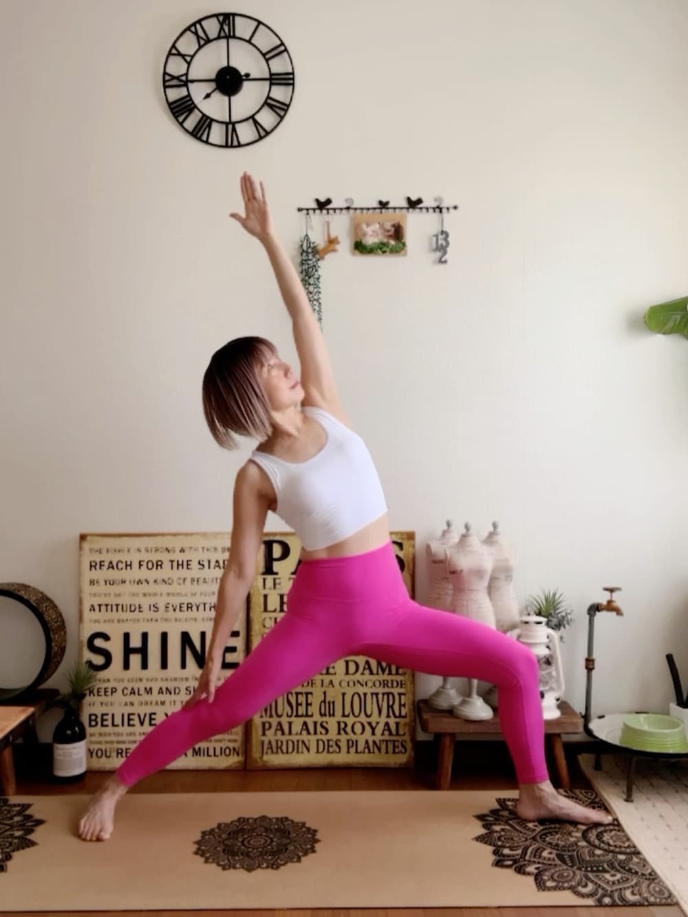 ホワイト系のキャミソール、ピンク系のウィッグ、ピンク系のレギンス/スパッツを着用したレディースの夏コーディネートの4枚目の写真