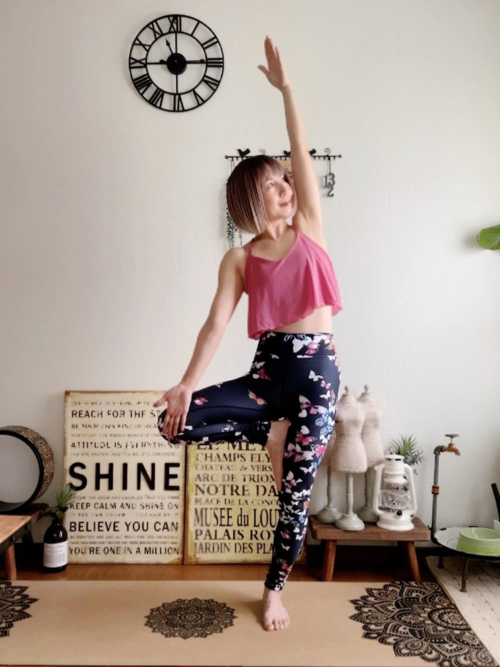 ピンク系のキャミソール、ピンク系のウィッグ、ブラック系のレギンス/スパッツを着用したレディースの夏コーディネートの2枚目の写真