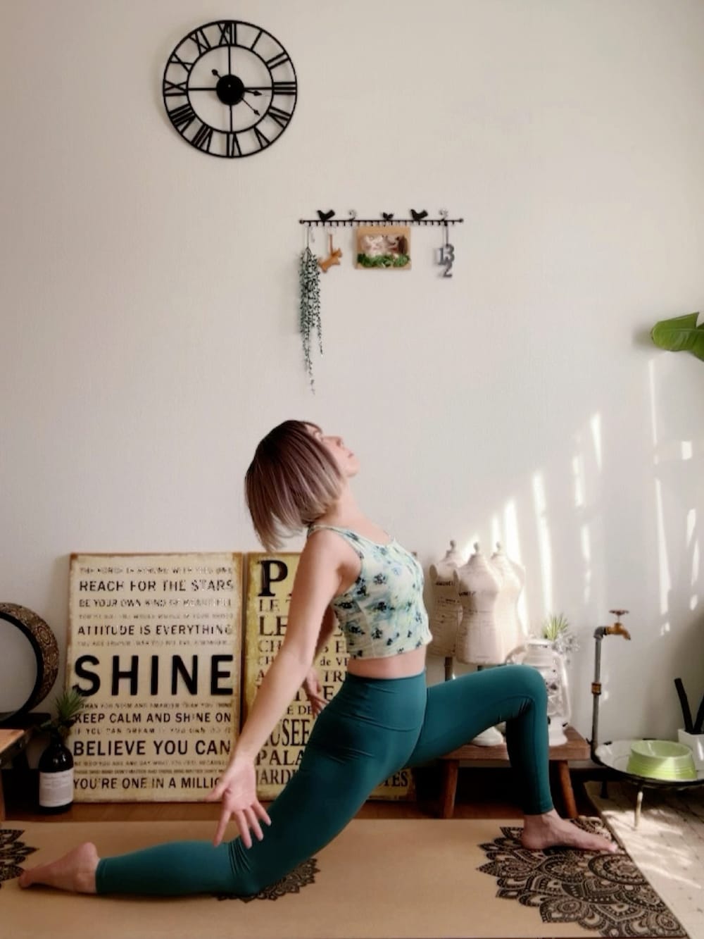 グリーン系のキャミソール、ピンク系のウィッグ、グリーン系のレギンス/スパッツを着用したレディースの秋コーディネートの3枚目の写真