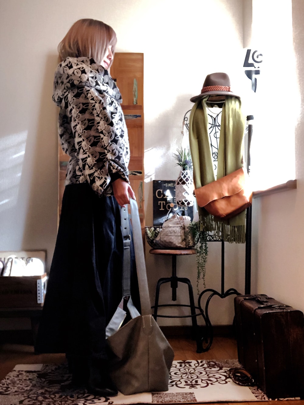 ブラック系のその他アウター、パープル系のニット/セーター、ブラック系のスカートを着用したレディースの冬コーディネートの2枚目の写真