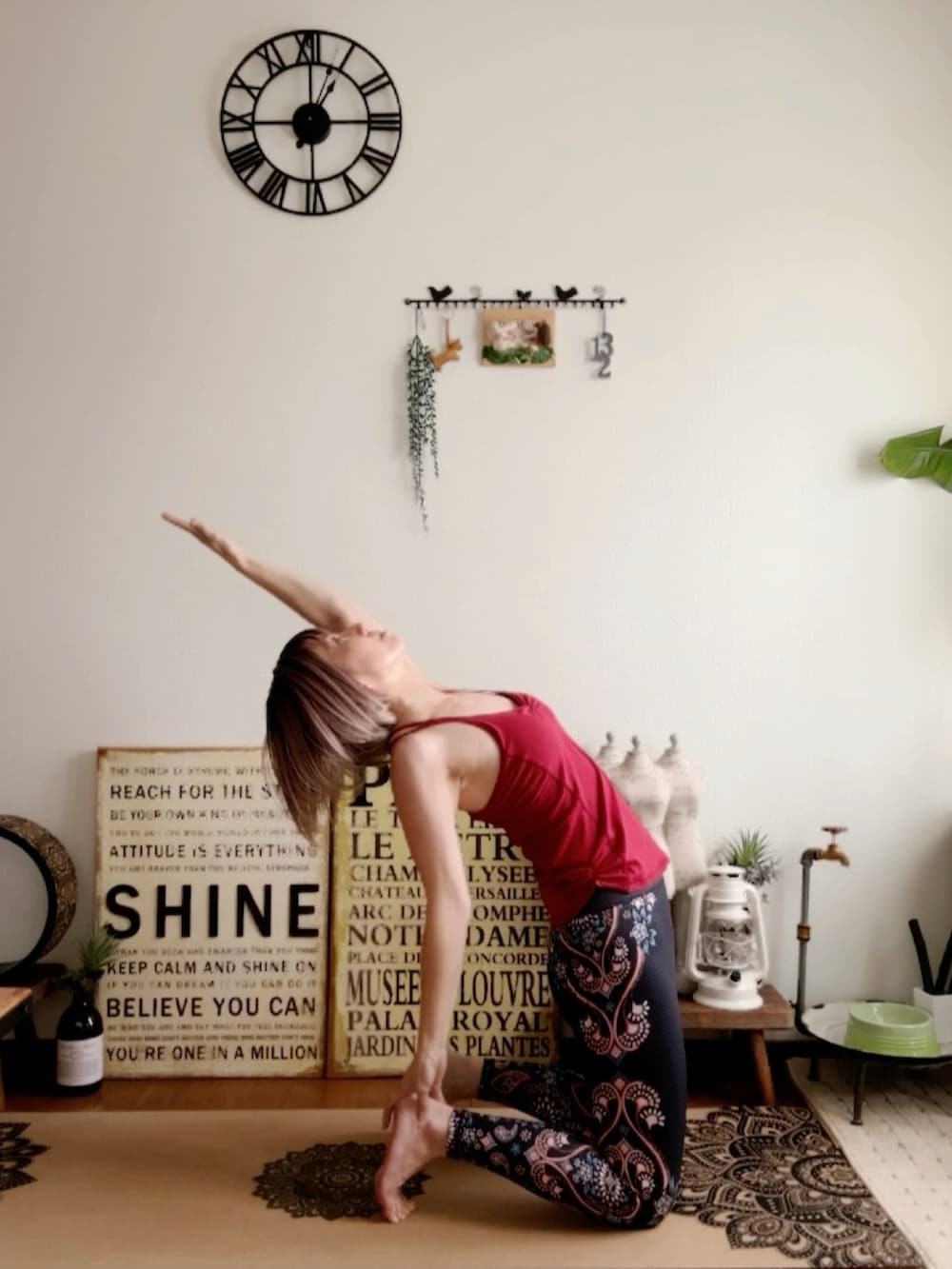 レッド系のキャミソール、ピンク系のウィッグ、ブラック系のレギンス/スパッツを着用したレディースの夏コーディネートの5枚目の写真