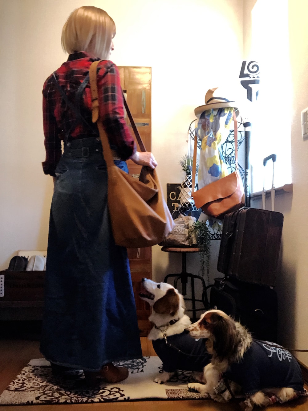 レッド系のシャツ/ブラウス、イエロー系のショルダーバッグ、ブルー系のデニムスカートを着用したレディースの春コーディネートの2枚目の写真