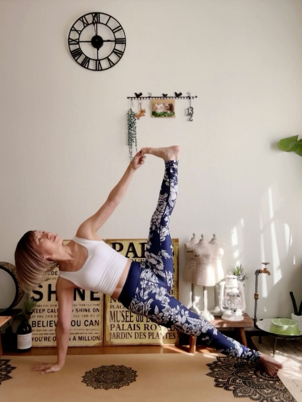 ホワイト系のキャミソール、ブルー系のレギンス/スパッツ、ピンク系のウィッグを着用したレディースの秋コーディネートの2枚目の写真