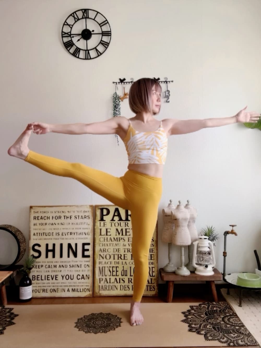 ピンク系のウィッグ、イエロー系のレギンス/スパッツを着用したレディースの秋コーディネートの3枚目の写真